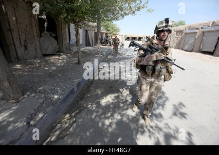 100806-M-0301S-095 le Helmand, en Afghanistan (16 août 2000 2, 2010) 2ème classe Corpsman Hôpital Claire E. Ballante, gauche, attribué à l'équipe de l'engagement des femmes (FET), des patrouilles avec 1er Bataillon de fusiliers marins 2d Musa Qa'leh, l'Afghanistan. Les membres de la FET sont l'établissement de relations avec les citoyens afghans en leur fournissant l'assistance santé, articles d'hygiène, et une présence de sécurité à l'appui de la Force internationale d'assistance. (U.S. Marine Corps photo par le Cpl. Lindsay L./Sayres) Parution US Navy 100806-M-0301S-095 Hospital Corpsman 2e classe Claire E. Ballante, gauche, attribué à l'engagement des femmes Te Banque D'Images