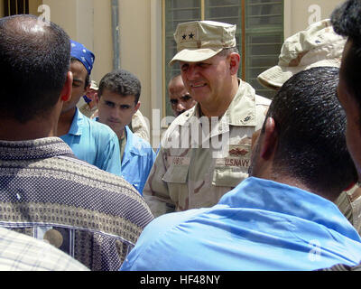 030424-M-8658H-007 Umm Qasr, le Koweït (avr. 24, 2003) -- Adm arrière. Charles Kubik, commandant de la Première Division de la construction navale, parle aux citoyens d'Oum Qasr a propos de l'hôtel récemment rénové, Umm Qasr High School. Les Seabees reconstruit l'école secondaire alors que dans le cadre de l'opération Iraqi Freedom. L'opération Iraqi Freedom est l'effort de la coalition pour libérer le peuple irakien, d'éliminer les armes de destruction massive de l'Iraq et de mettre fin au régime de Saddam Hussein. U.S. Marine Corps photo par le major Kathleen A. Hoard. (Libéré) US Navy 030424-M-8658H-007 SMA arrière. Charles Kubik, commandant, première Banque D'Images