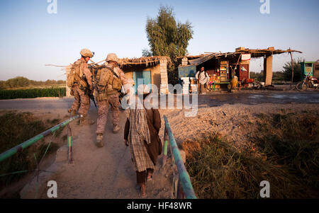 Le Sgt. Christopher Conaway et le Cpl. Curtis loup, un chef et un chef d'équipe avec la compagnie Kilo, 3e Bataillon, 3e Régiment de Marines, aider un garçon afghan obtenir sa brouette jusqu'une pente tout en faction à un poste de contrôle des véhicules dans le cadre de la sécurité pour le Nawa bazar de district dans la province de Helmand, Afghanistan, le 3 septembre. Les Marines de superviser et de fournir une sécurité supplémentaire lors du check point. L'Afghanistan des agents de la Police Nationale d'effectuer la plupart des fonctions de contrôle. Conaway est de Marshall, Loup Ve est de Bellevue, au Michigan à Nawa Bazar Police afghane à prendre en charge de la sécurité DVIDS315650 Banque D'Images