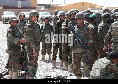 Les soldats de l'Armée nationale afghane recueillir à la base d'opérations avancée Wilson, district de Zhari, en Afghanistan, 21 septembre 2010, lors d'une visite de l'armée britannique, le Major-général Nick Carter, commandant du Commandement régional Sud. (U.S. Photo de l'armée par le Cpl. Robert Thaler/libérés) FAB Wilson operations 100921-A-KG159-063 Banque D'Images