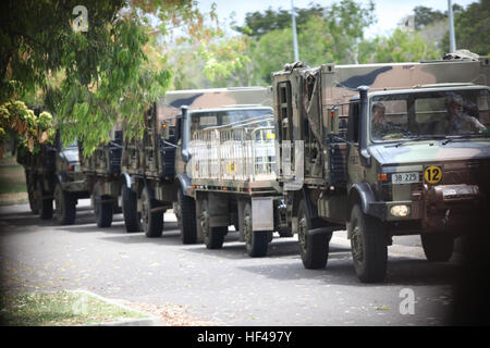 Les Marines américains avec la Compagnie Alpha, 1er Bataillon, 3e Régiment de Marines monter dans les camions Unimog à la zone d'entraînement de Mount Stuart à Townsville (Australie), 1er octobre 2010. Les Marines déployés à l'Australie pour l'exercice d'échange bilatéral Golden Eagle pour améliorer l'interopérabilité Américaines et Australiennes et les relations militaires. (U.S. Marine Corps photo par Lance Cpl. Jody Lee Smith/camions Unimog) parution dans le service militaire australienne Banque D'Images