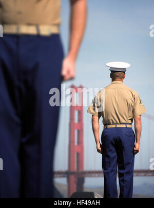 USS Makin Island Marine homme comme les rails du navire d'assaut amphibie navigue dans la baie de San Francisco le 6 octobre. Les Marines font partie de la 11e unité expéditionnaire de marines à des fins spéciales du Marine air-sol task force, qui est la première force de débarquement amphibie d'entreprendre l'île de Makin. Le navire a quitté San Diego 1 Octobre à participer à San Francisco en 2010 La Semaine de la flotte. L'unité fera connaître au public le Marine Corps' les hommes et les femmes, ses avions et d'équipement, et son aptitude à mener des missions qui durent le chevauchement des spectres de la paix et de combat, de secours en cas de catastrophe à la guerre. Flickr - DVIDSHUB Banque D'Images