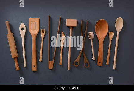 Des tas d'ustensiles de cuisine en bois photographié d'au-dessus Banque D'Images