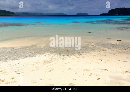 Sur le sable blanc et les eaux bleu-vert de Champagne Beach de Hog Harbour Bay fermées sur l'île de l'éléphant par N.les Américains ont célébré la fin de Banque D'Images