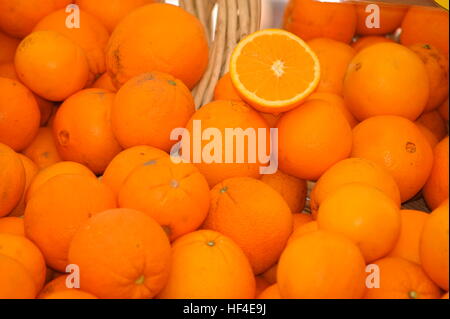 Les oranges fraîches sur l'affichage pour la vente à un marché de producteurs. Banque D'Images