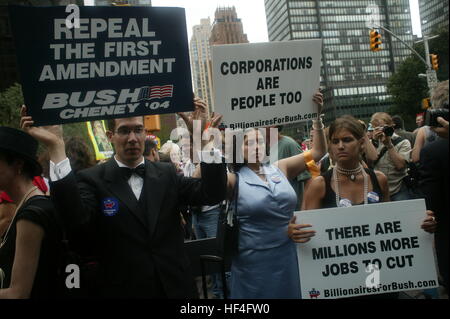 Les milliardaires pour tenir Bush signe une manifestation contre George Bush, l'administration républicaine, la guerre en Irak et pour d'autres causes. Les manifestants se sont rendus à New York pour protester contre la Convention nationale républicaine de 2004. Banque D'Images