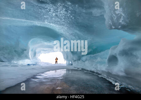 Grotte de glace sur le lac Baïkal en hiver. Banque D'Images