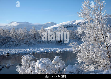 Scène d'hiver avec montagnes et la rivière dans le parc national de Jotunheimen, Norvège Banque D'Images