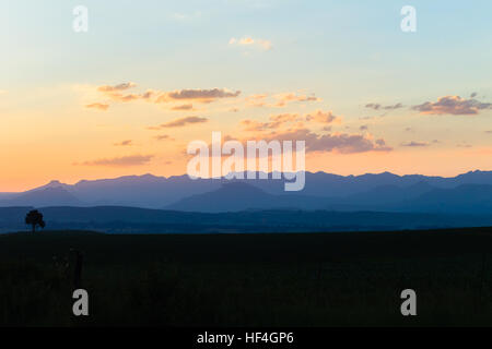 Montagne L'été les terres agricoles crépuscule coucher de soleil paysage pittoresque de contrastes. Banque D'Images