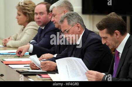 Les membres de l'élargissement du Conseil de sécurité nationale russe au cours d'une réunion à la veille de Noël 24 décembre 2016 du Kremlin à Moscou, Russie. Assis de gauche à droite sont : Président du Conseil de la Fédération Valentina Matvienko, chef d'état-major présidentiel Anton Vaino, Ministre de l'intérieur Vladimir Kolokoltsev, le ministre de la défense, Sergueï Choïgou, Président de la Douma Vyacheslav Volodin et Service de renseignement étranger Sergueï Narychkine. Banque D'Images