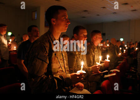 Des soldats américains participent à un service de bougies la veille de Noël au Camp Arifjan, 24 décembre 2016 au Koweït. Banque D'Images