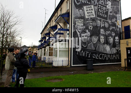 L'honneur des soldats de l'Ira visite - 06/01/2012 - Irlande du Nord / Ulster / Belfast - Dans la zone républicaine de Derry, certaines peintures murales se souvenir du Dimanche sanglant et la lutte pour les droits civils - Olivier Goujon / Le Pictorium Banque D'Images