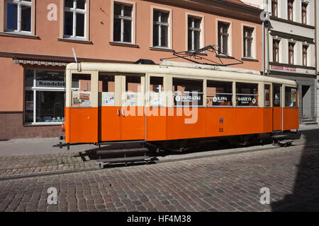 La Pologne, la ville de Bydgoszcz, 'tram historique herbrand' à partir de 1898 sur la rue Dluga (longue rue) dans la vieille ville, des informations touristiques, des souvenirs et du café sur Banque D'Images