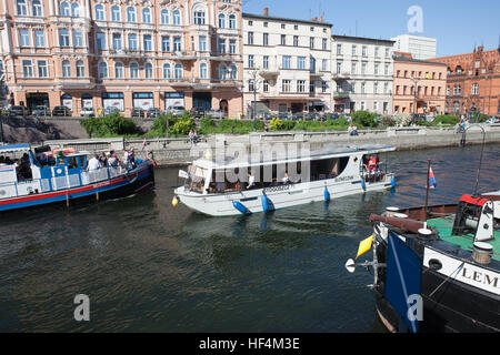 Excursions excursion en bateau sur la rivière Brda dans la ville de Bydgoszcz en Pologne Banque D'Images