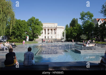 Parc avec square et multimédia fontaine en face de l'Orchestre Philharmonique de Poméranie (en polonais : Filharmonia Pomorska) à Bydgoszcz, Pologne Banque D'Images