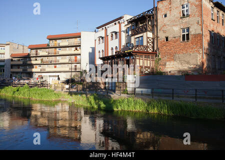 Riverside maisons, d'immeubles à appartements à Rivière Brda dans ville de Bydgoszcz, Pologne Banque D'Images
