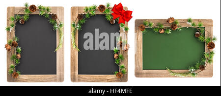 Tableau avec cadre en bois et décoration de Noël isolé sur fond blanc. Tableau noir vintage avec place pour votre texte Banque D'Images