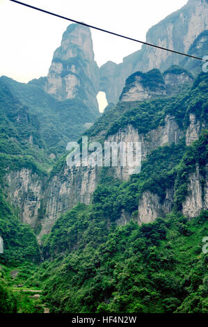 Cieux porte à Tianmenshan ou le Mont Tianmen, dans la ville de Zhangjiajie situé dans la province du Hunan en Chine. Banque D'Images