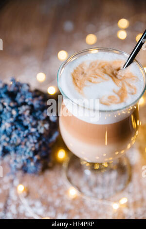 Café Latte de fantaisie dans un bocal en verre Banque D'Images