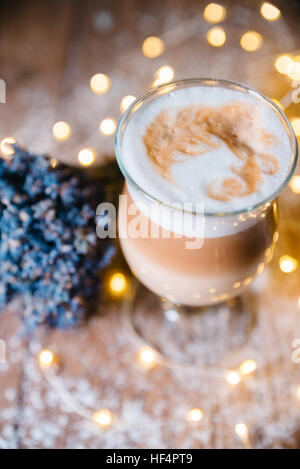 Café Latte de fantaisie dans un bocal en verre Banque D'Images