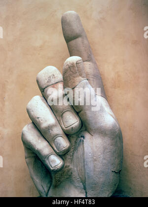 En main à partir de la statue colossale de Constantin le Grand qui a eu lieu dans le Musée Capitolin dans le Palazzo dei Conservatori, Rome Italie Banque D'Images