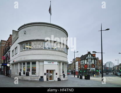 La façade Art déco de l'ancien édifice de la Banque Midland à l'apex de Hampstead Road et Kentish Town Road à Camden Town Banque D'Images