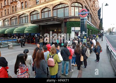 EDITORIAL N'utilisez que les clients en dehors de la file d'Harrods à Knightsbridge, Londres, dans le cadre de la préparation du lendemain de la vente. Banque D'Images