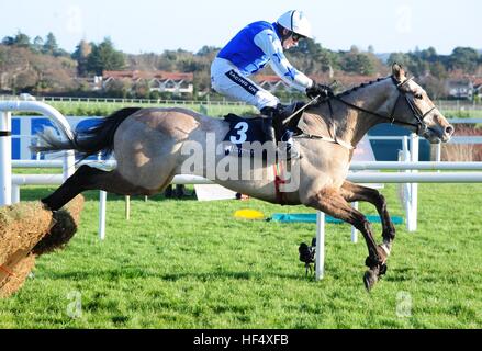 Lits superposés au loin tôt et jockey Ruby Walsh gagner le Horse & Jockey Hotel Premier obstacle au cours de la première journée de la fête de Noël à l'hippodrome de Leopardstown. Banque D'Images