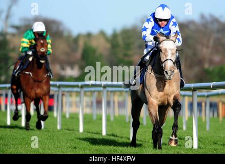 Lits superposés au loin tôt et jockey Ruby Walsh gagner le Horse & Jockey Hotel Premier obstacle au cours de la première journée de la fête de Noël à l'hippodrome de Leopardstown. Banque D'Images