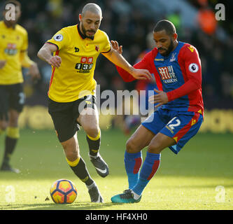 La Watford Nordin Amrabat (à gauche) et Crystal Palace's Jason Puncheon (à droite) bataille pour la balle au cours de la Premier League match à Vicarage Road, Watford. Banque D'Images