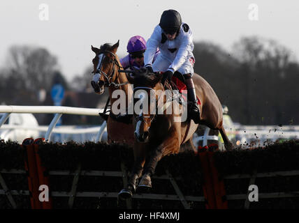 Monté par Elgin Wayne Hutchinson mène Mohaayed monté par Harry Skelton sur le dernier vol avant de continuer à gagner le 32Red Casino Novices' Hurdle Race exécuter au cours de la première journée de la 32Red Winter Festival à Kempton Park racecourse. Banque D'Images