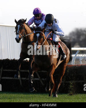 Monté par Elgin Wayne Hutchinson mène Mohaayed monté par Harry Skelton sur le dernier vol avant de continuer à gagner le 32Red Casino Novices' Hurdle Race exécuter au cours de la première journée de la 32Red Winter Festival à Kempton Park racecourse. Banque D'Images