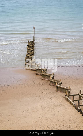 Le brise-lames Overstrand Beach, Norfolk, Angleterre, Royaume-Uni. Banque D'Images