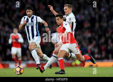 L'arsenal Alexis Sanchez (à gauche) et du West Bromwich Albion Darren Fletcher bataille pour la balle durant le match en Premier League à l'Emirates Stadium, Londres. Banque D'Images