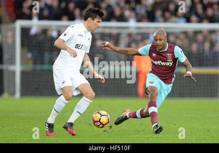 Swansea City's Jack Cork (à gauche) et West Ham United's Andre Ayew en action au cours de la Premier League match au Liberty Stadium, Swansea. Banque D'Images