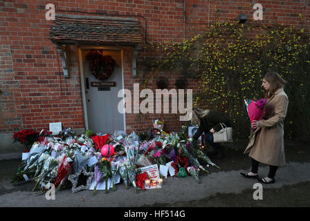 Une femme dépose des fleurs à l'extérieur de la maison de George Michael Goring dans l'Oxfordshire comme la superstar pop est décédé à l'âge de 53 ans dans des zones suspectées d'insuffisance cardiaque. Banque D'Images