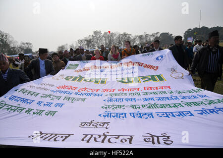 Katmandou, Népal. 12Th sep 2016. Népalais prennent part à un défilé du 13e Festival de l'Éléphant de Chitwan à Sauhara, Chitwan. © Narayan Maharjan/Pacific Press/Alamy Live News Banque D'Images