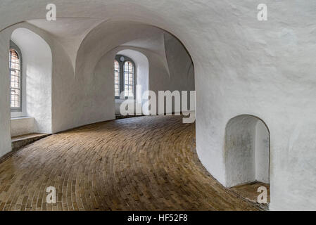 La Rundetaarn (tour ronde), est un bâtiment du xviie siècle situé dans le centre de Copenhague, au Danemark. Banque D'Images