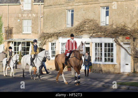 Les adeptes de la chasse Nord Cotswold boxing day rencontrez. Broadway Banque D'Images