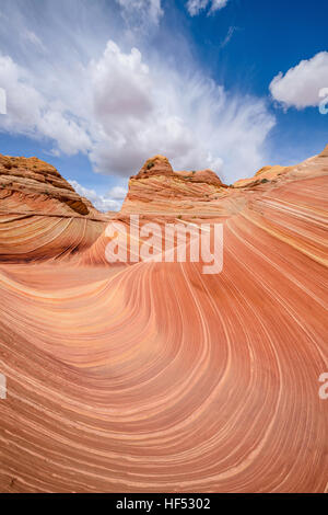 La vague - Vue verticale de grès tourbillonnant et le matériel roulant des vagues de nuages à la vague en Amérique du Coyote Butte, Arizona-Utah, USA. Banque D'Images