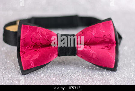 Noeud papillon violet sur fond brillant argent Banque D'Images