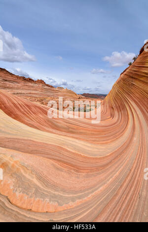 - Une grande vague de grès, colorée et de rochers de grès tourbillonnant à l'entrée chemin de la vague à Arizona-Utah frontière. Banque D'Images