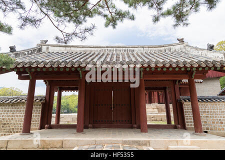 Barrière en bois et mur de pierre à côté de l'Jeongjeon - le hall principal du Sanctuaire de Jongmyo, à Séoul, Corée du Sud, vue de l'avant. Banque D'Images