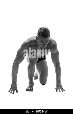 L'homme préparer pour courir. silhouette. isoler sur blanc. Photo en noir et blanc Banque D'Images