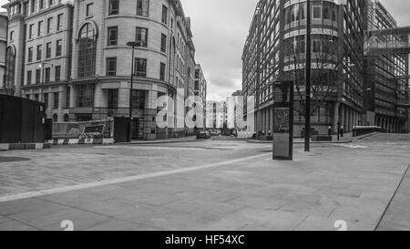 Tiré d'un bâtiment en noir et blanc dans le centre Banque D'Images