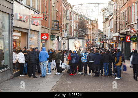 Boxing Day en dehors de la file d'acheteurs vente magasin de sport Footlocker sur Clumber Rue. À Nottingham, Angleterre. Banque D'Images