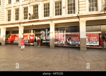 Les clients entrer Debenhams comme Boxing Day sales se mettre en marche. À Nottingham, Angleterre. Le 26 décembre 2016. Banque D'Images