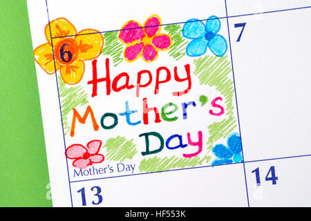 Heureux rappel fête des mères dans le calendrier. Fond vert. Close-up. Banque D'Images