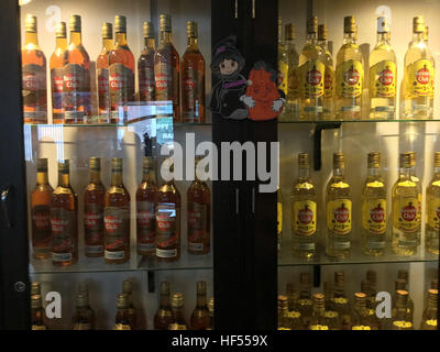 Les cas de rhum Havana Club dans Sloppy Joes de restaurant, un bar légendaire dans la vieille ville de La Havane, Cuba Banque D'Images