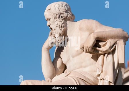 La statue de Socrate d'un côté Banque D'Images
